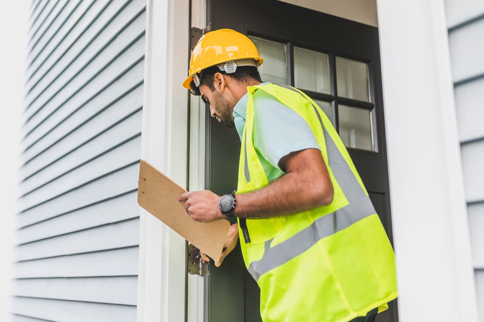 House keys and small home model — coordinating a sell-and-buy move-up plan